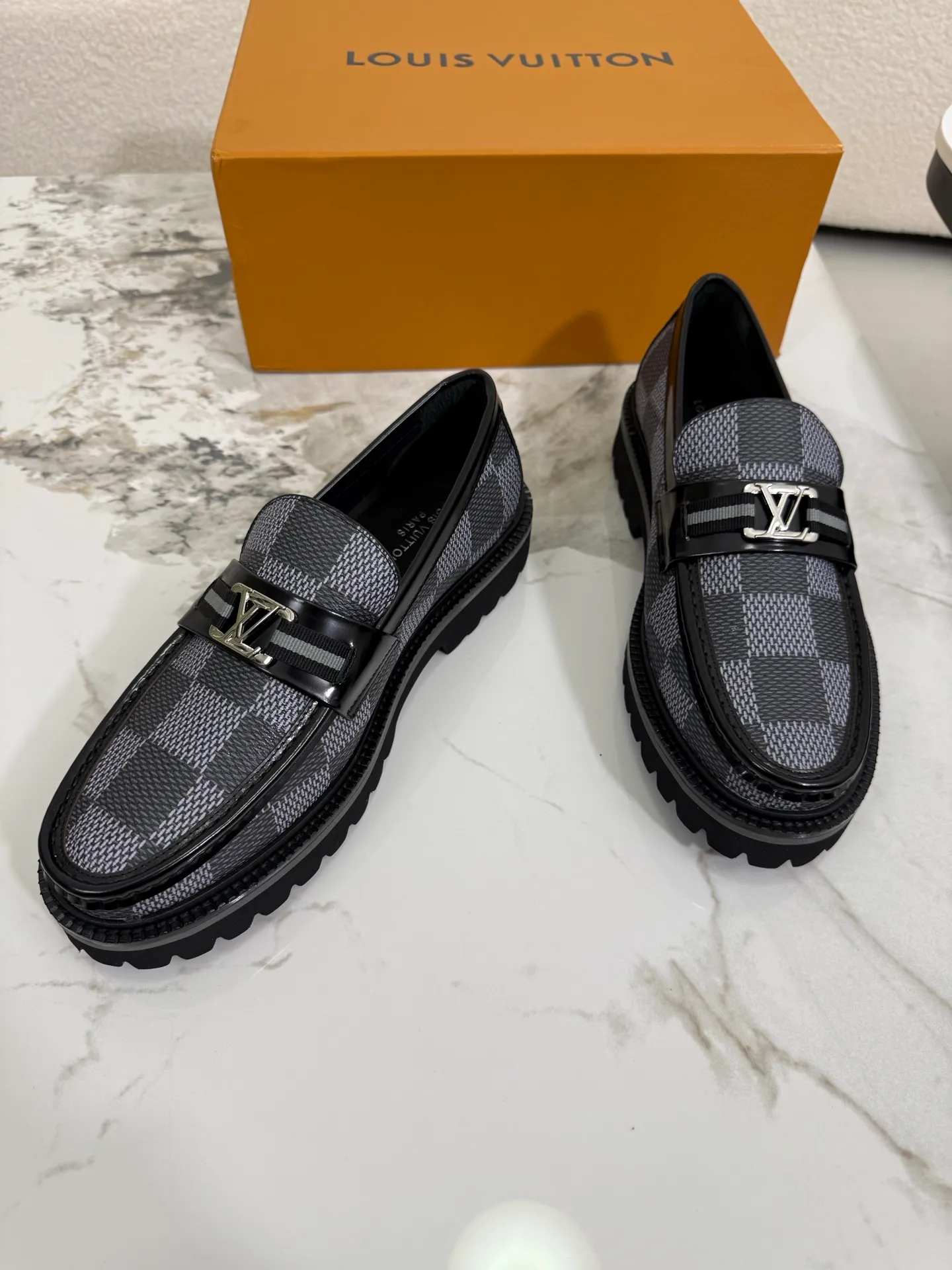 [L Family] Top P: 800💰 ▪️Size: 39-44 (38.45 custom-made) The top male god leather shoes Lv series are sold at the same time with original factory configuration, original cowhide fabric imported from Italy, soft and comfortable, imported water-dyed cow lining, soles: original ultra-light French foam outsole super comfortable, original factory with single goods 🔍🔍high quality, can be entered and exited at will, welcome to compare and synchronize.